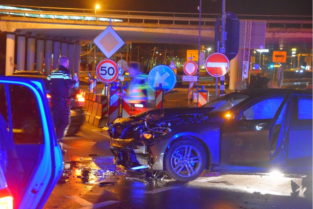 Inzittende(n) vluchten na ongeval op kruising