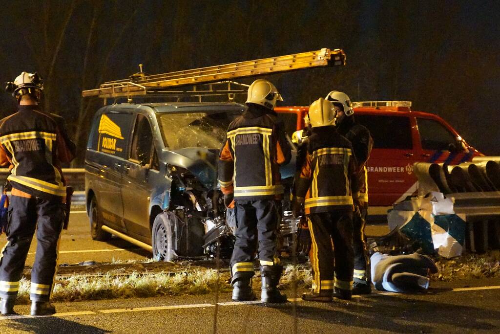 Bestelbus ramt vangrail op puntstuk; bestuurder vlucht