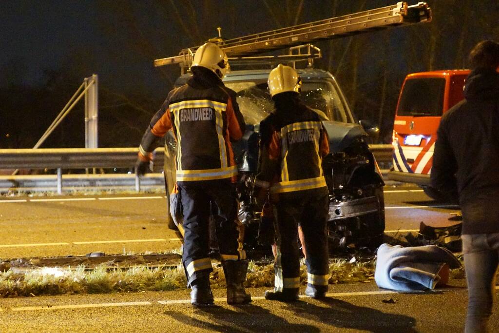 Bestelbus ramt vangrail op puntstuk; bestuurder vlucht