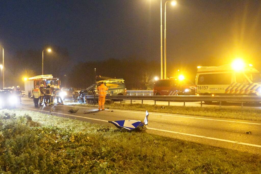 Bestelbus ramt vangrail op puntstuk; bestuurder vlucht