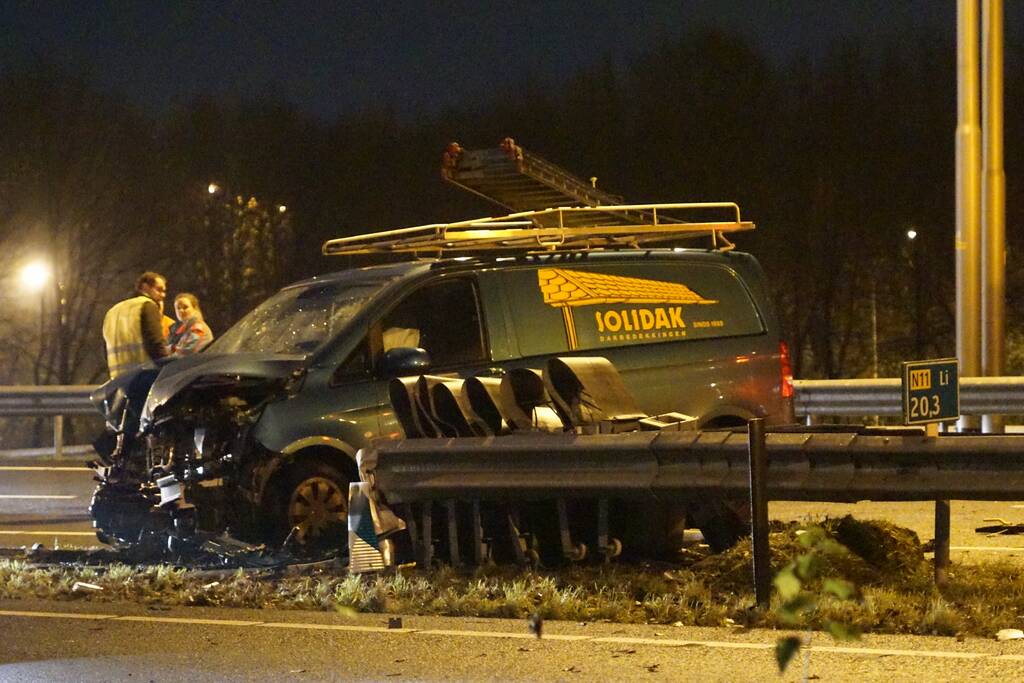 Bestelbus ramt vangrail op puntstuk; bestuurder vlucht