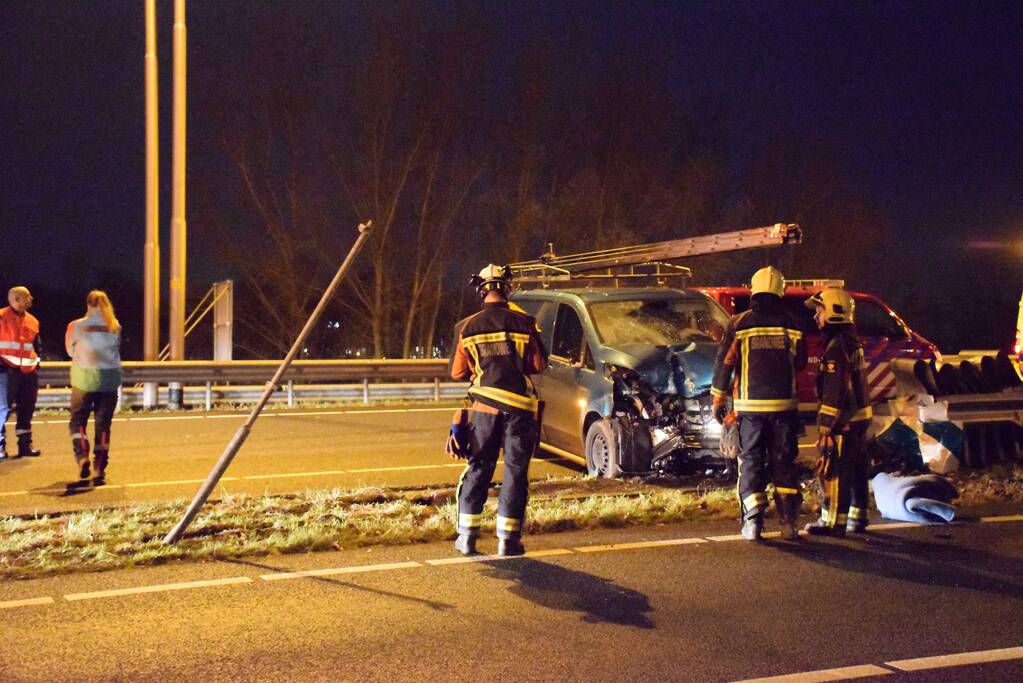 Bestelbus ramt vangrail op puntstuk; bestuurder vlucht