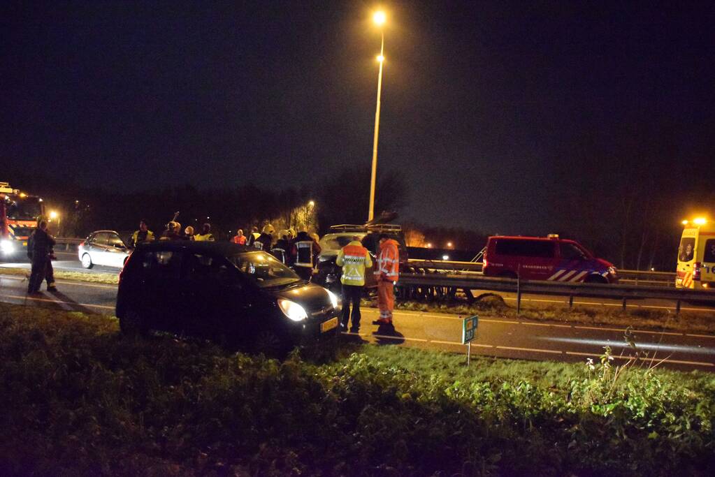 Bestelbus ramt vangrail op puntstuk; bestuurder vlucht