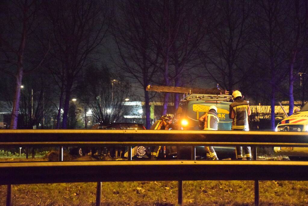 Bestelbus ramt vangrail op puntstuk; bestuurder vlucht