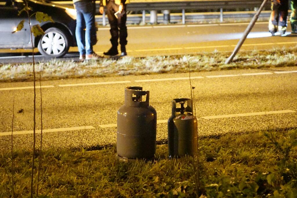 Bestelbus ramt vangrail op puntstuk; bestuurder vlucht