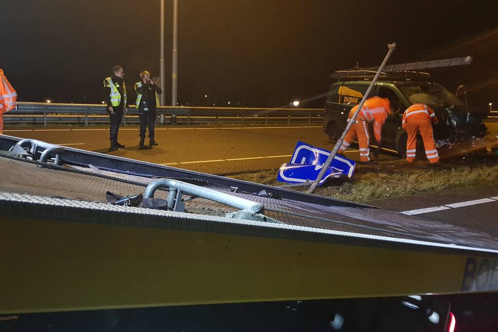 Bestelbus ramt vangrail op puntstuk; bestuurder vlucht