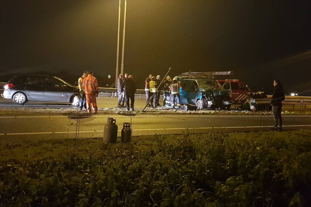 Bestelbus ramt vangrail op puntstuk; bestuurder vlucht