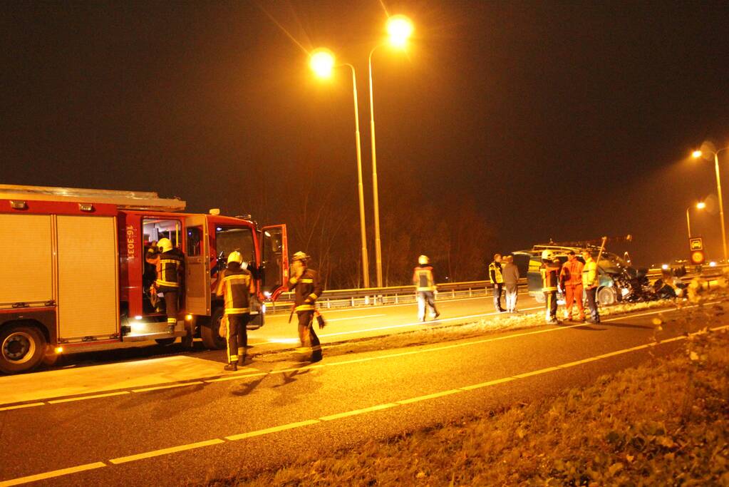 Bestelbus ramt vangrail op puntstuk; bestuurder vlucht