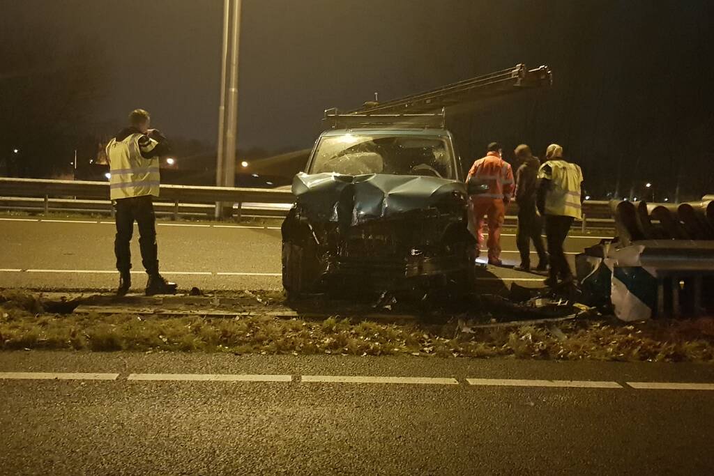 Bestelbus ramt vangrail op puntstuk; bestuurder vlucht