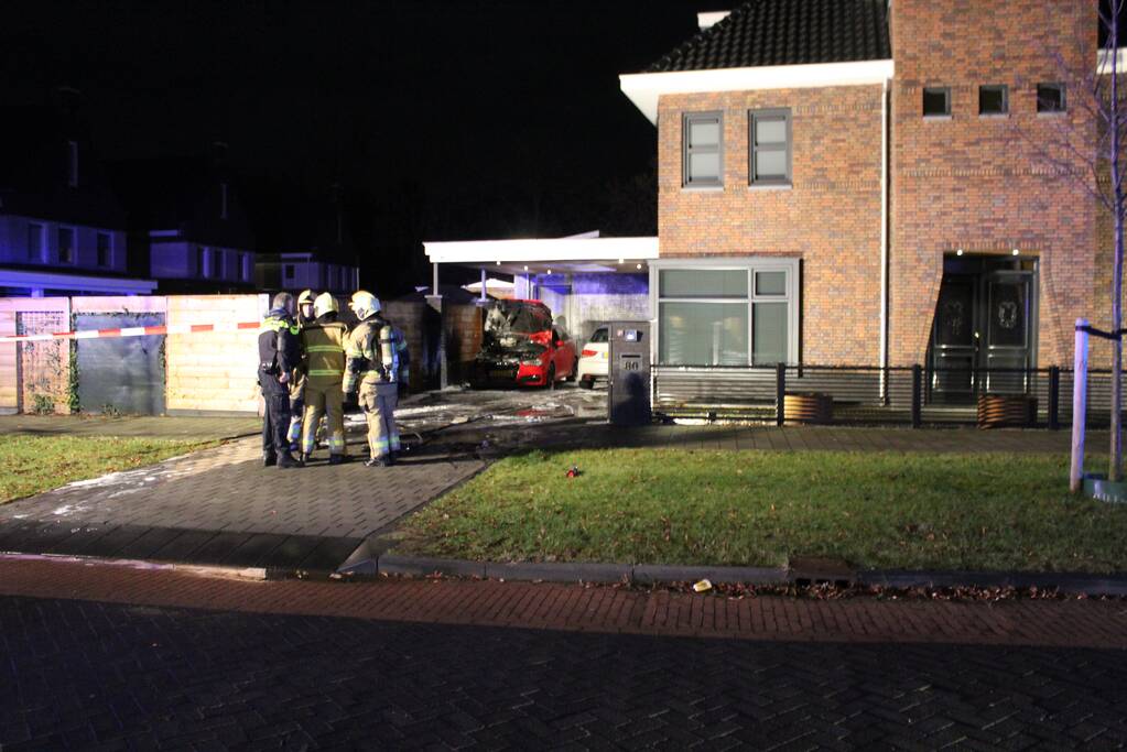 Auto in de brand onder carport