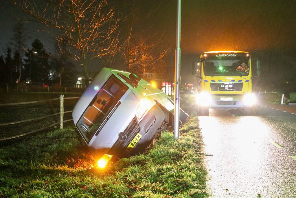 Bestelbus belandt in de sloot bij uitwijkmanouvre