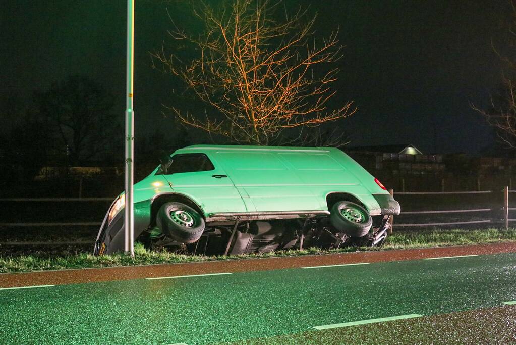 Bestelbus belandt in de sloot bij uitwijkmanouvre