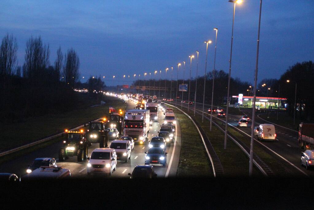 Boeren blokkeren A1 richting Hoevelaken