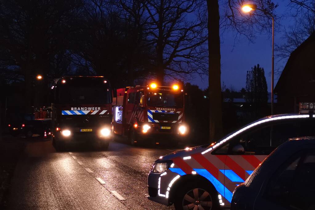 Automobilist gewond na aanrijding tegen boom