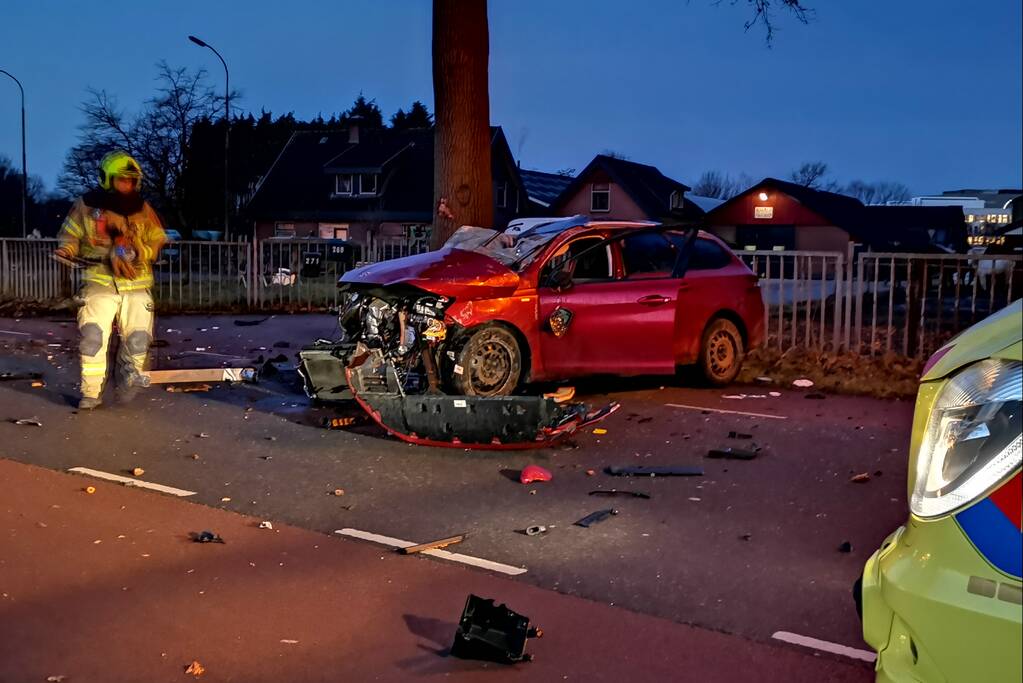 Automobilist gewond na aanrijding tegen boom