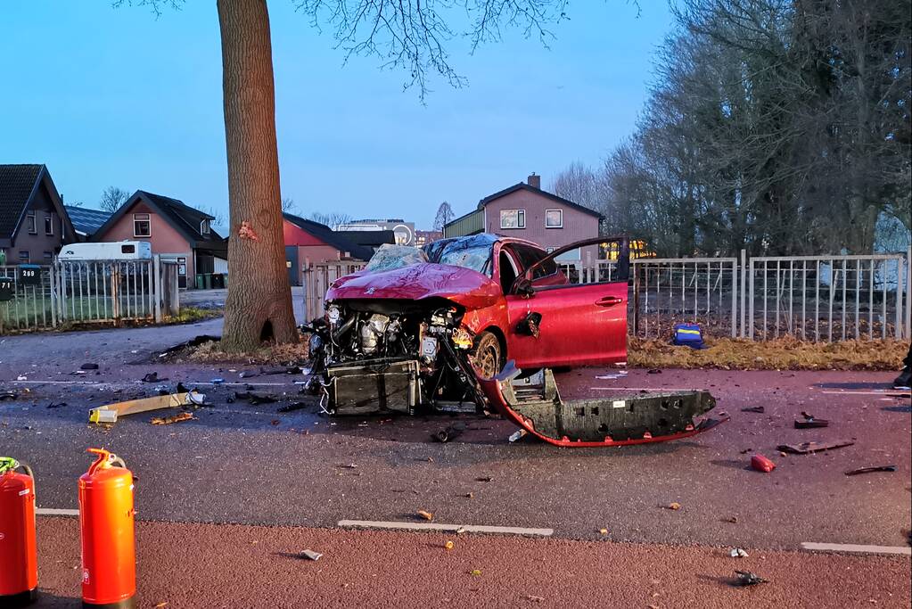 Automobilist gewond na aanrijding tegen boom