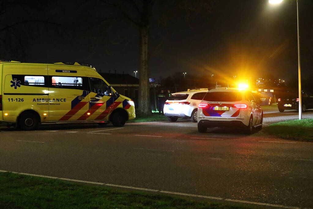 Meerdere politievoertuigen aanwezig vanwege steekincident