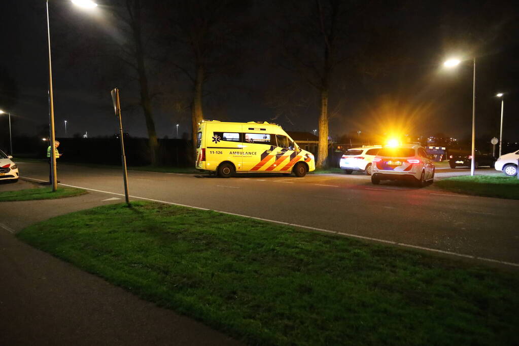 Meerdere politievoertuigen aanwezig vanwege steekincident