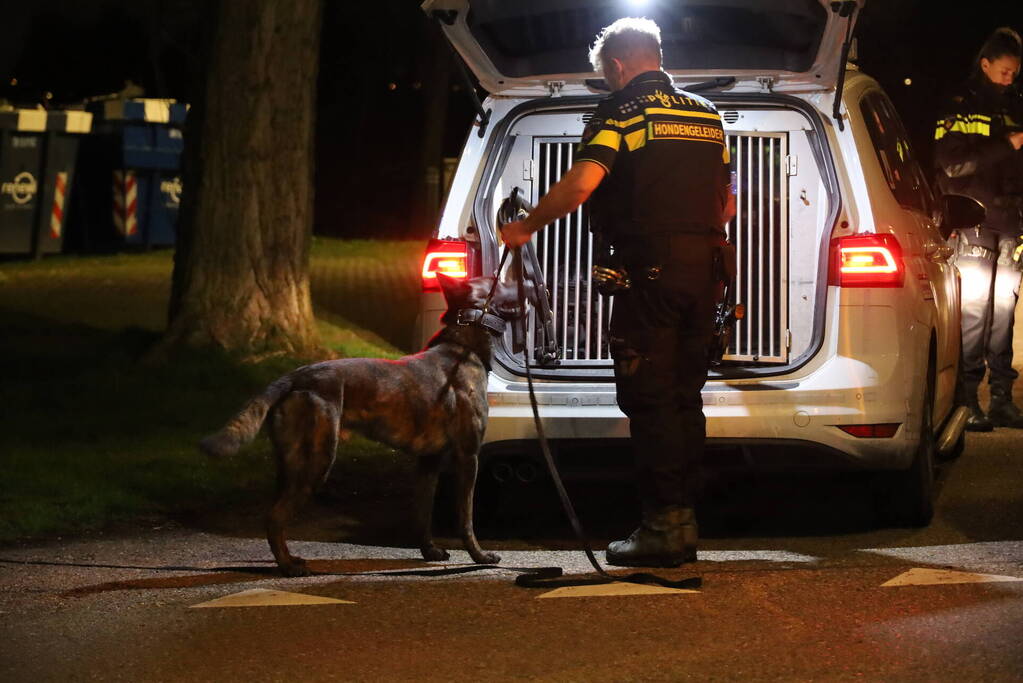 Meerdere politievoertuigen aanwezig vanwege steekincident