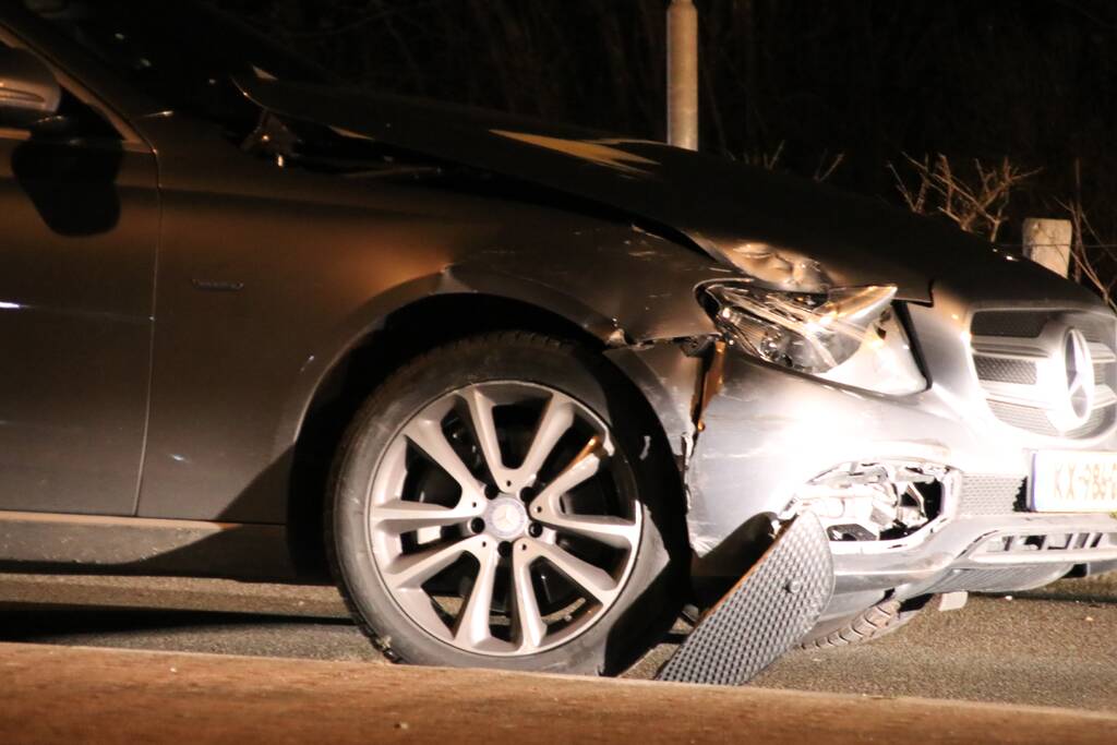 Auto belandt in sloot na aanrijding