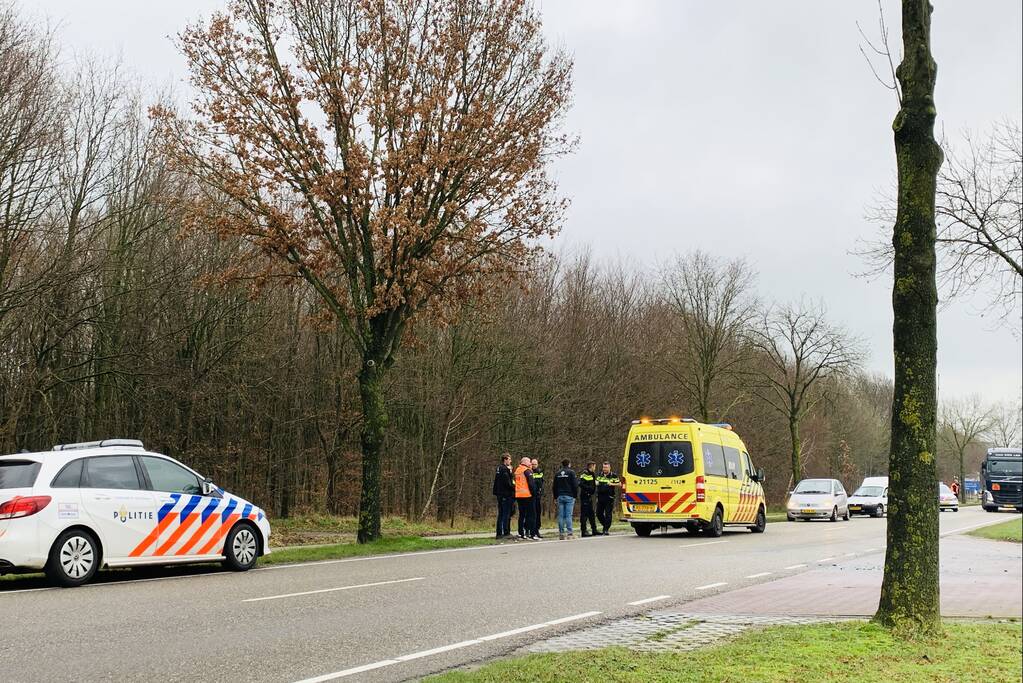 Vrachtwagenchauffeur ziet wielrenner over het hoofd