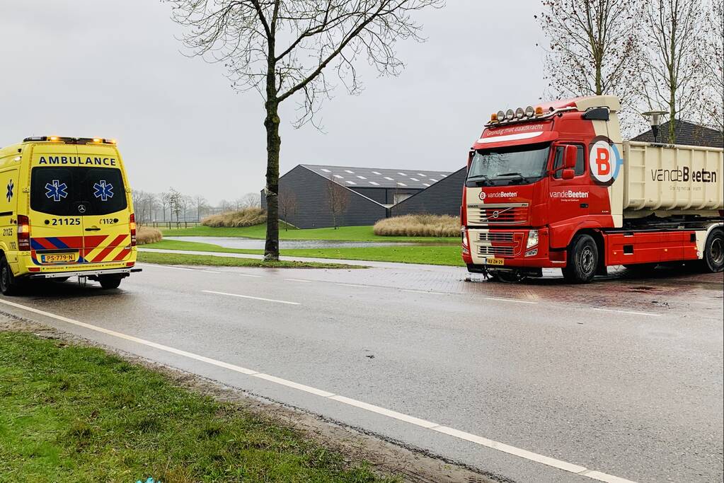 Vrachtwagenchauffeur ziet wielrenner over het hoofd