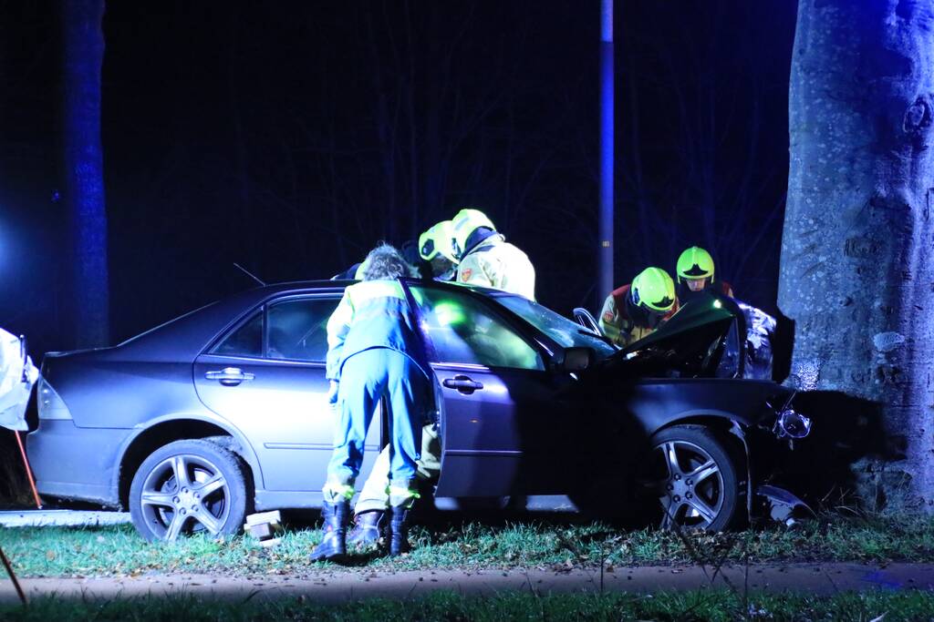 Auto knalt op boom