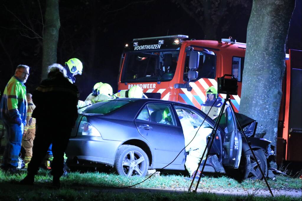 Auto knalt op boom