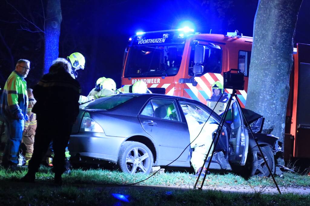 Auto knalt op boom