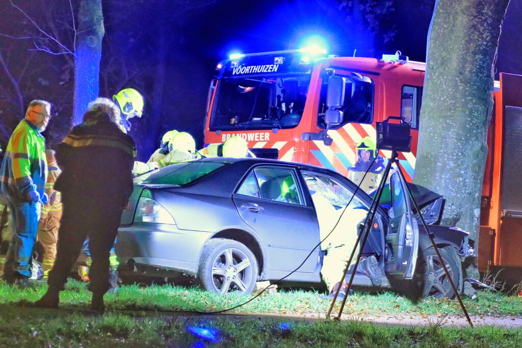 Auto knalt op boom