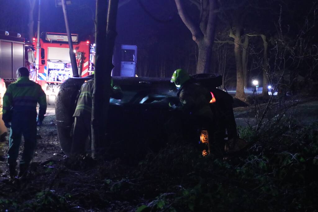 Zwaargewonde na eenzijdige botsing tegen boom