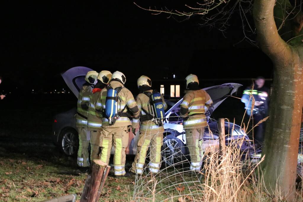 Tesla vliegt uit de bocht en beland in weiland