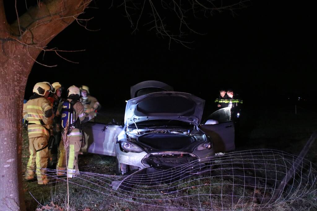 Tesla vliegt uit de bocht en beland in weiland