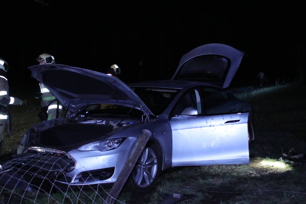 Tesla vliegt uit de bocht en beland in weiland