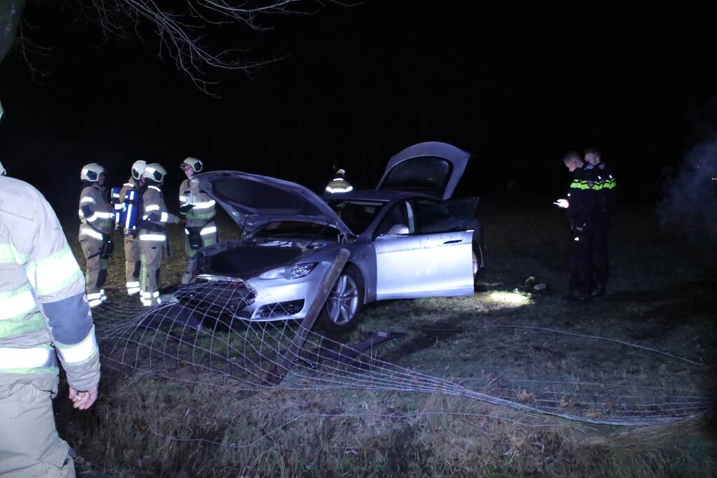 Tesla vliegt uit de bocht en beland in weiland