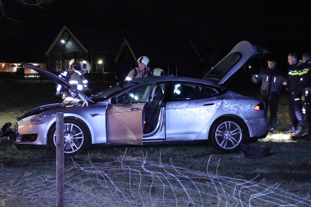 Tesla vliegt uit de bocht en beland in weiland