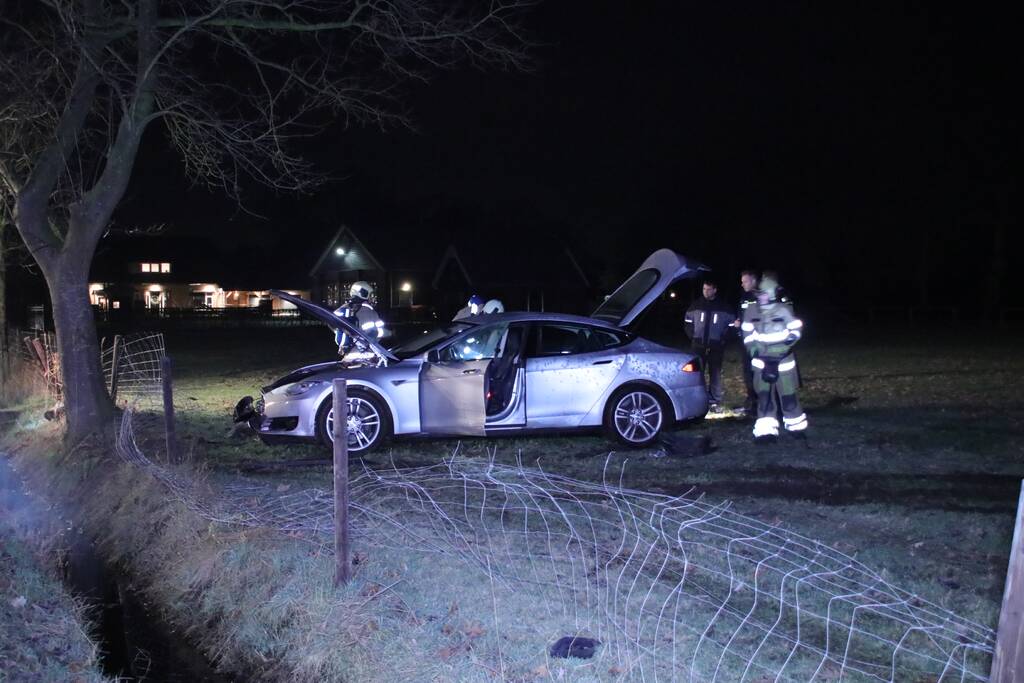 Tesla vliegt uit de bocht en beland in weiland