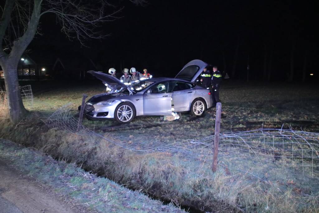 Tesla vliegt uit de bocht en beland in weiland