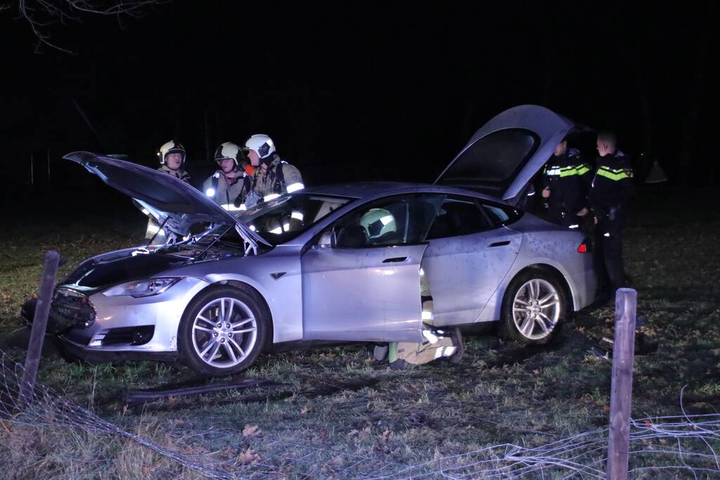 Tesla vliegt uit de bocht en beland in weiland