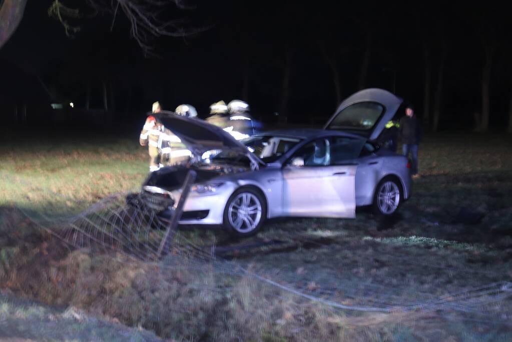 Tesla vliegt uit de bocht en beland in weiland