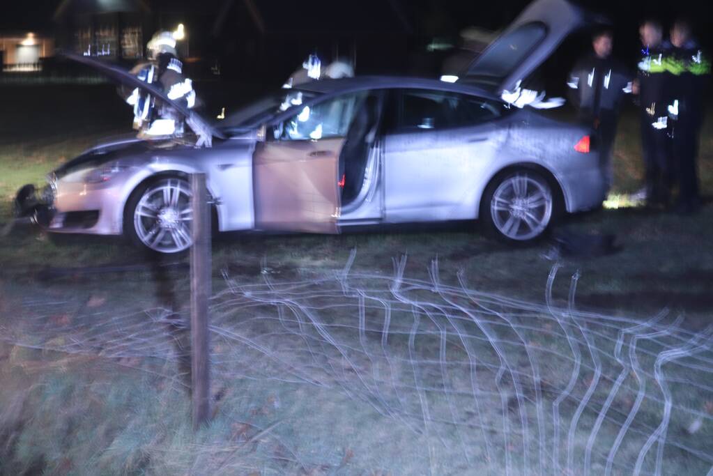 Tesla vliegt uit de bocht en beland in weiland