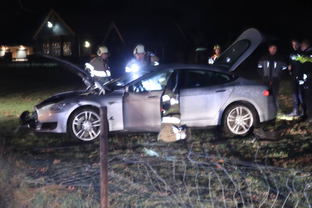 Tesla vliegt uit de bocht en beland in weiland