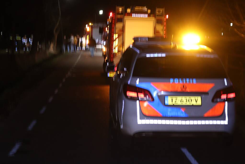 Tesla vliegt uit de bocht en beland in weiland