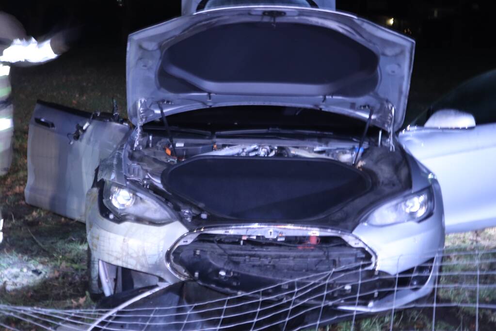 Tesla vliegt uit de bocht en beland in weiland