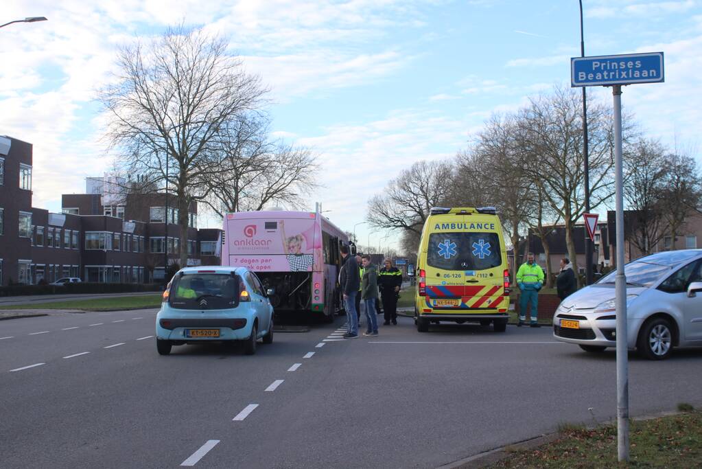 Schade na aanrijding tussen auto en stadsbus