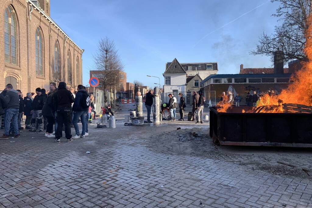 Burgemeester van Kampen plezier met carbidschieten