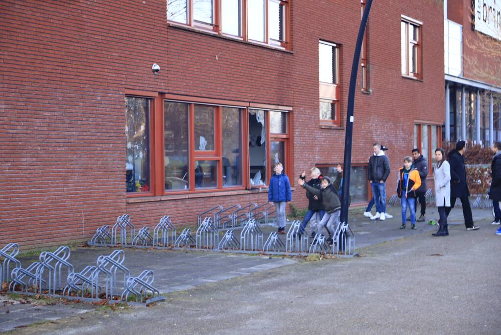 Ruit basisschool Zwaluwenest opgeblazen  door vuurwerk