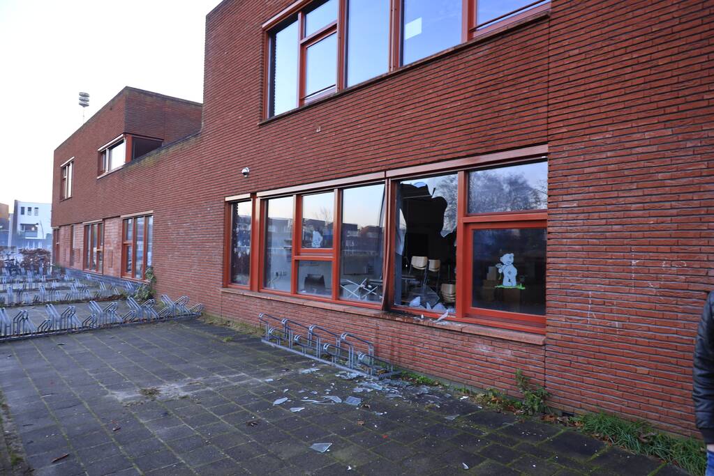 Ruit basisschool Zwaluwenest opgeblazen  door vuurwerk