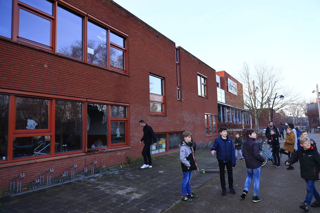 Ruit basisschool Zwaluwenest opgeblazen  door vuurwerk