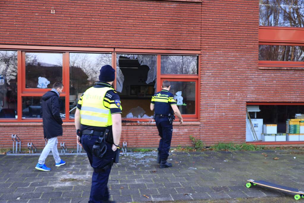 Ruit basisschool Zwaluwenest opgeblazen  door vuurwerk